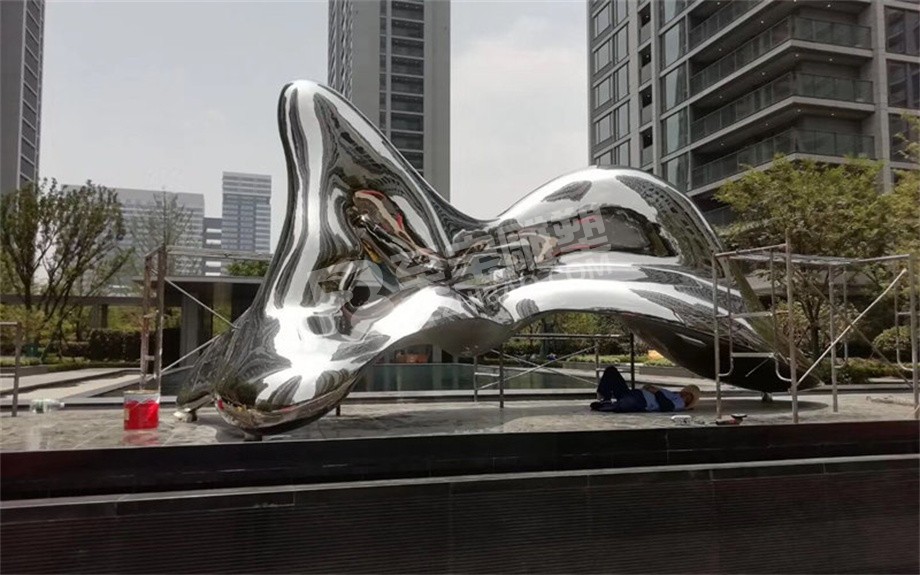 为什么不锈钢大型雕塑能长久耐用