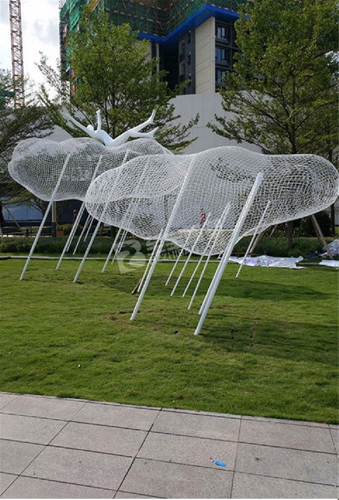 不锈钢抽象镂空云朵雕塑定制