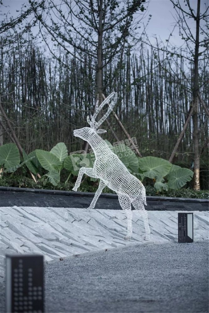 城市园林景观小品镂空鹿不锈钢雕塑定制