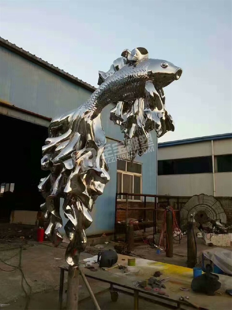 城市广场水池镜面金鱼不锈钢雕塑定制