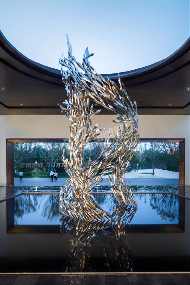 地产抽象镜面鱼群不锈钢雕塑定制