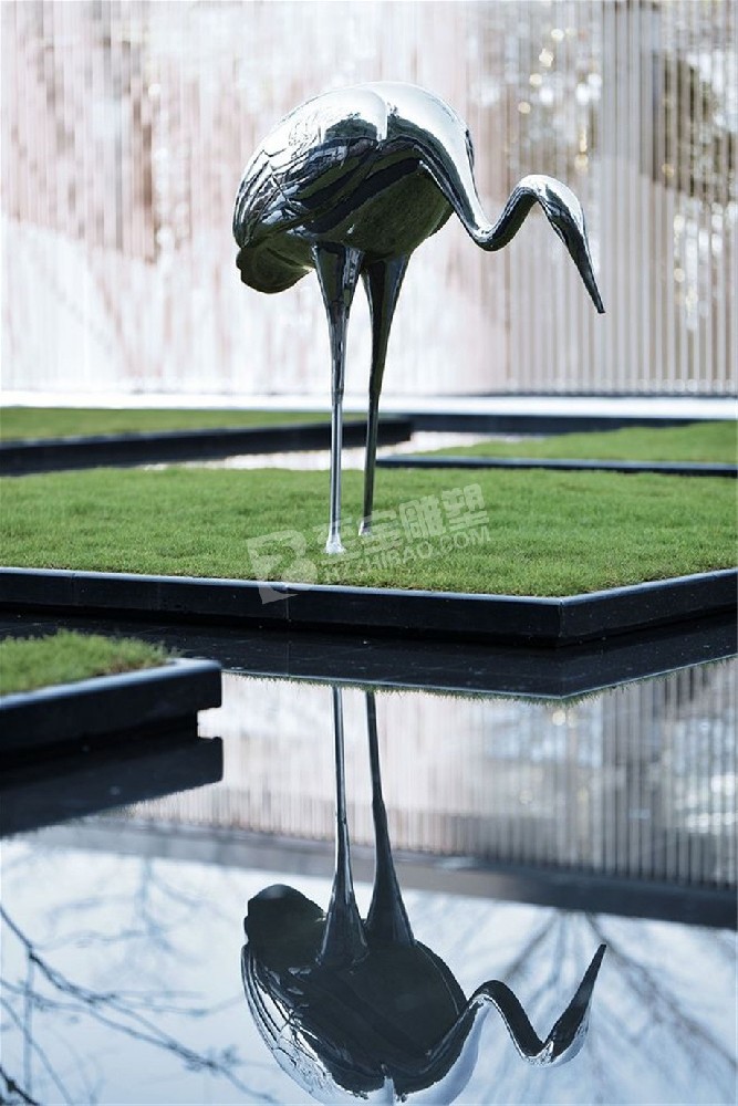 地产水池镜面鸟不锈钢雕塑定制