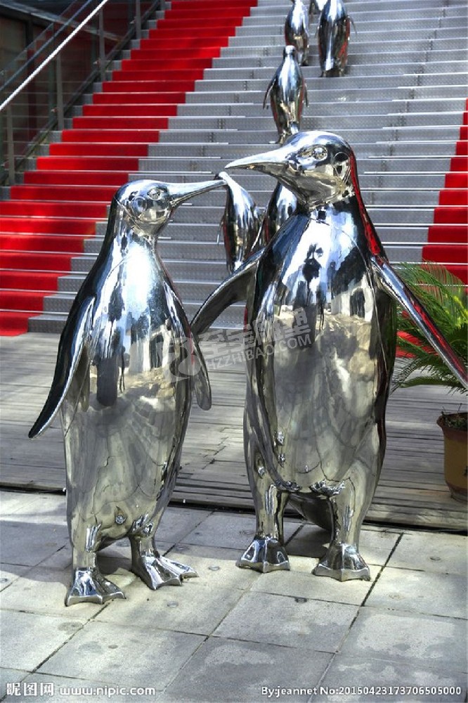 购物商场大厅镜面企鹅不锈钢雕塑定制