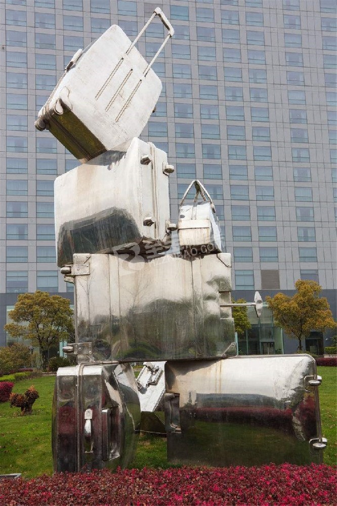 城市广场镜面拉杆箱不锈钢雕塑定制